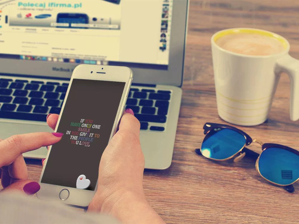 3 iPhone 6 and 6 Plus Photorealistic Psd Mockup