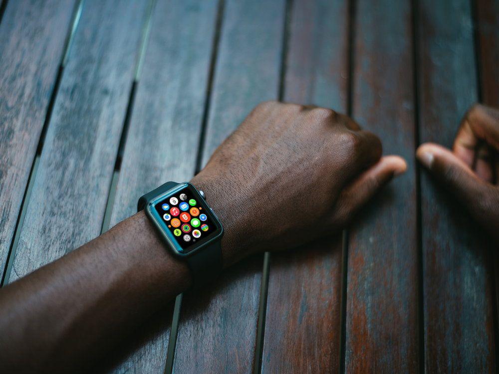 photorealistic-apple-watch-mockups