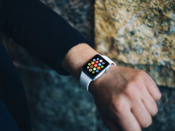 16 Free Photorealistic Apple Watch mockups