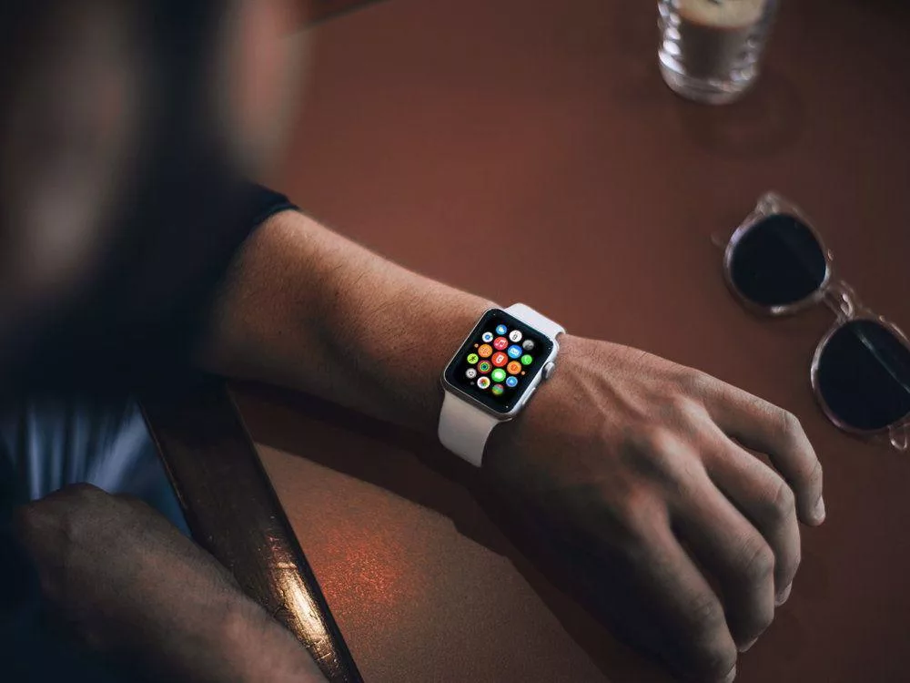 photorealistic-apple-watch-mockups