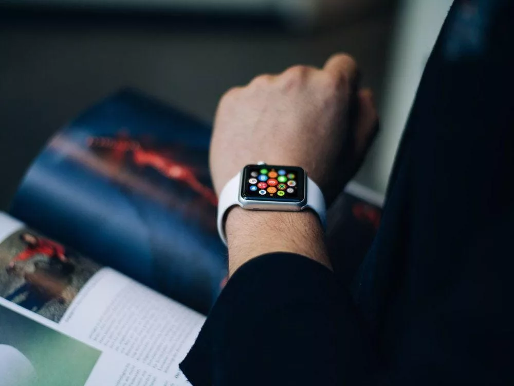 photorealistic-apple-watch-mockups