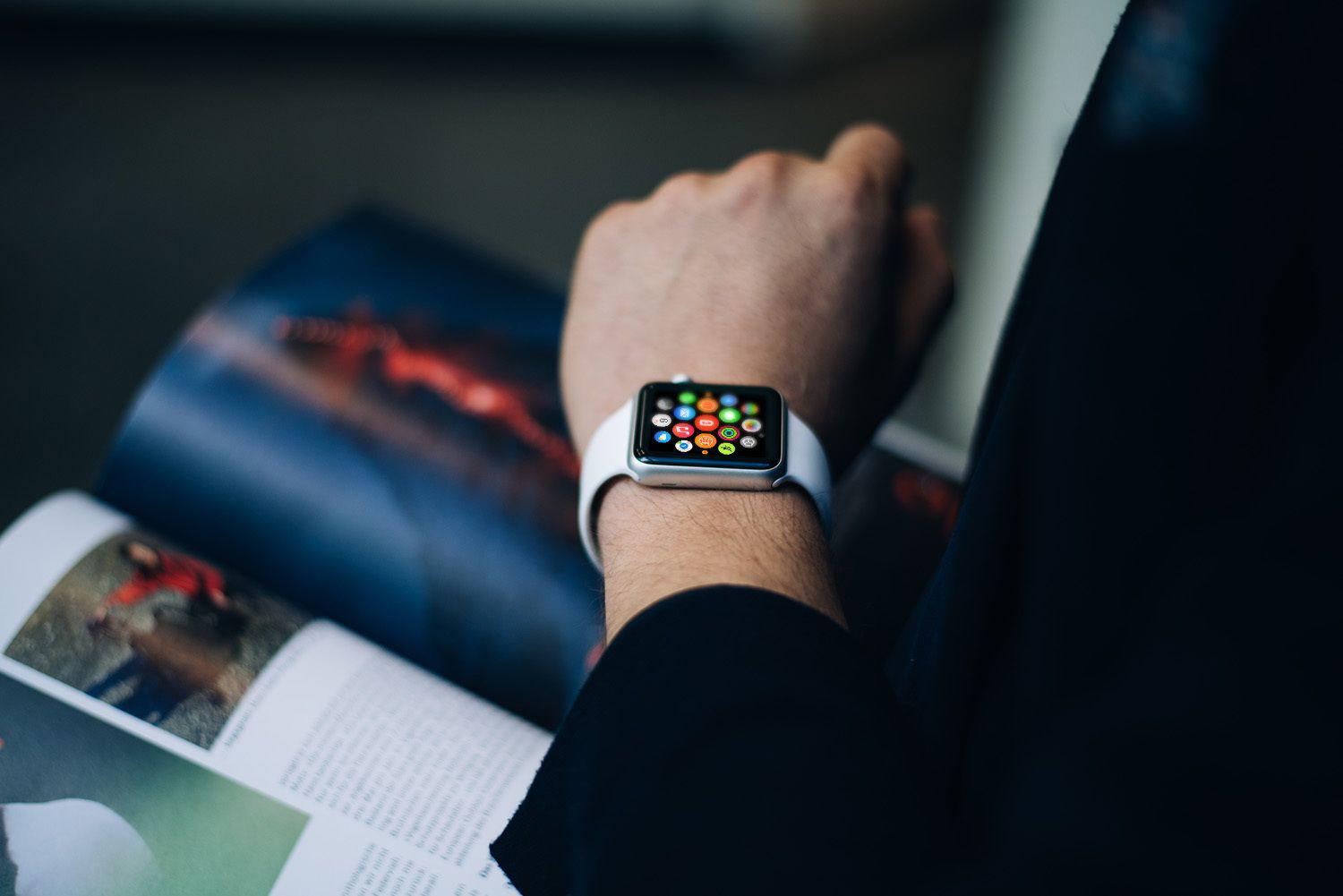 photorealistic-apple-watch-mockups