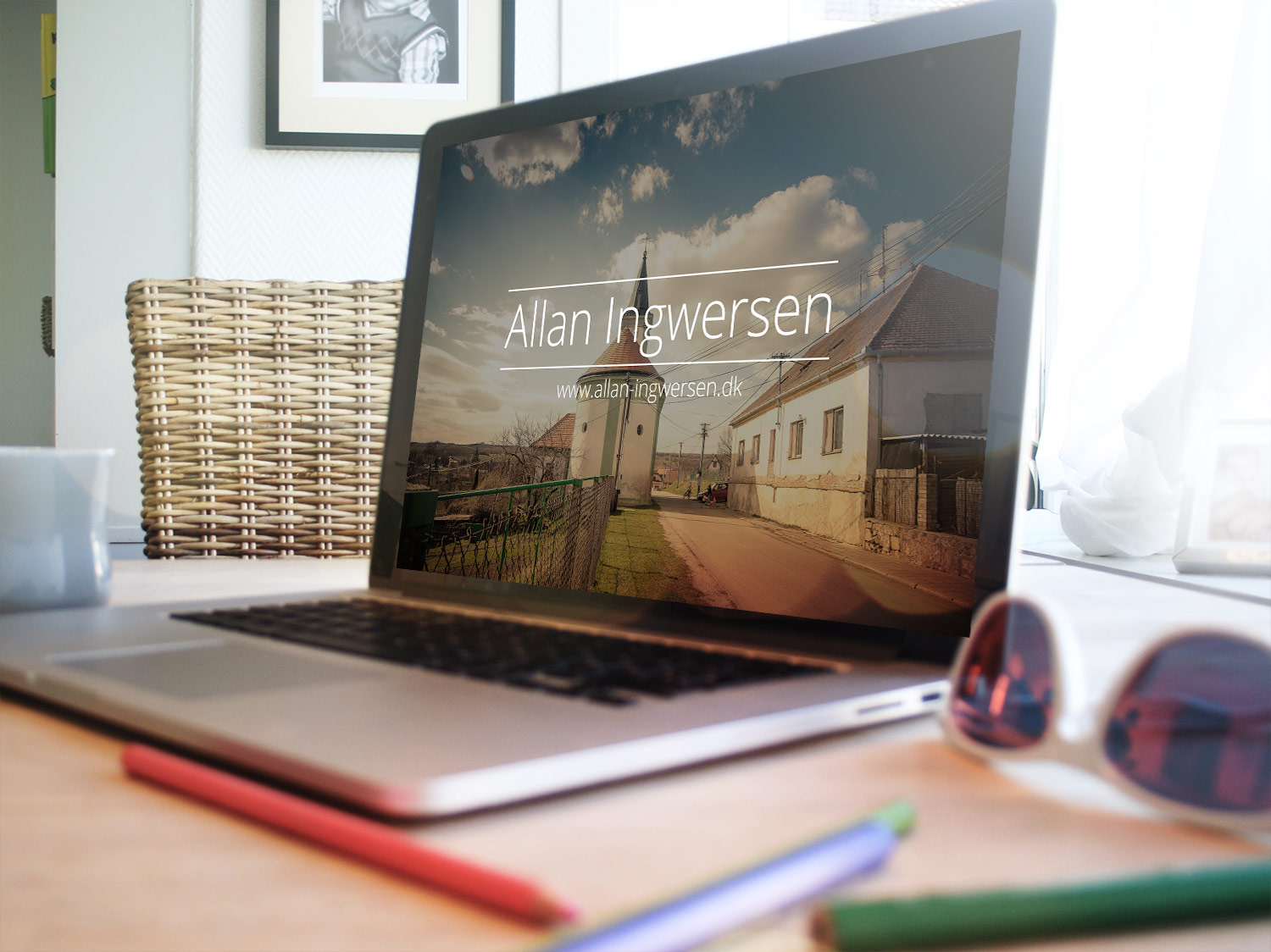 4 Free MacBook Mockup PSD