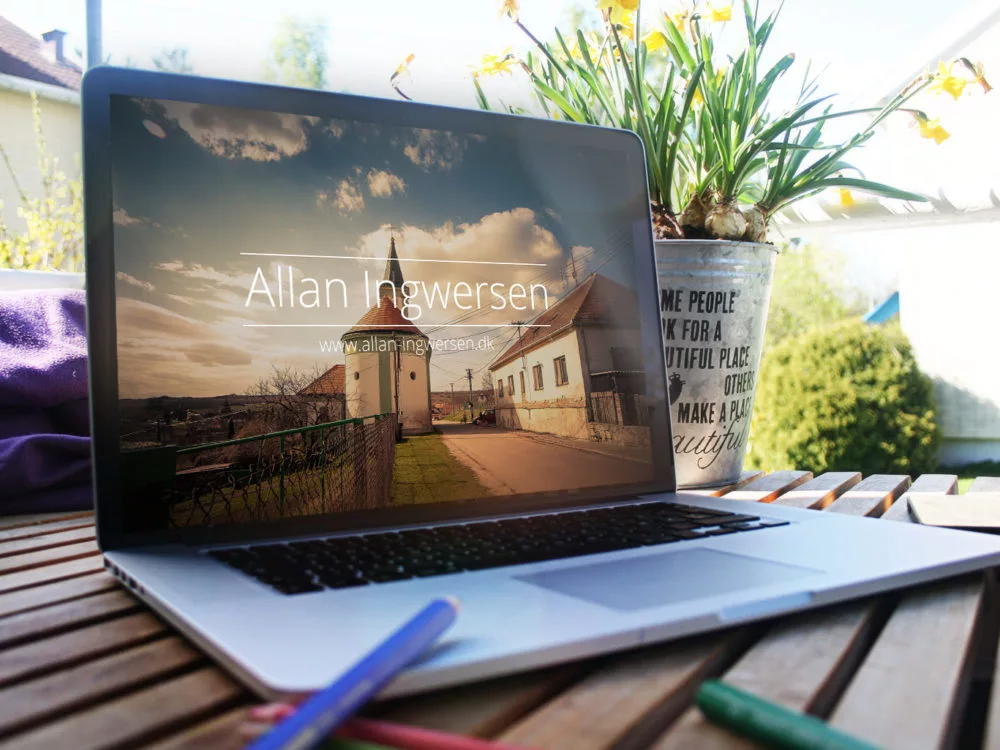 4 Free MacBook Mockup PSD