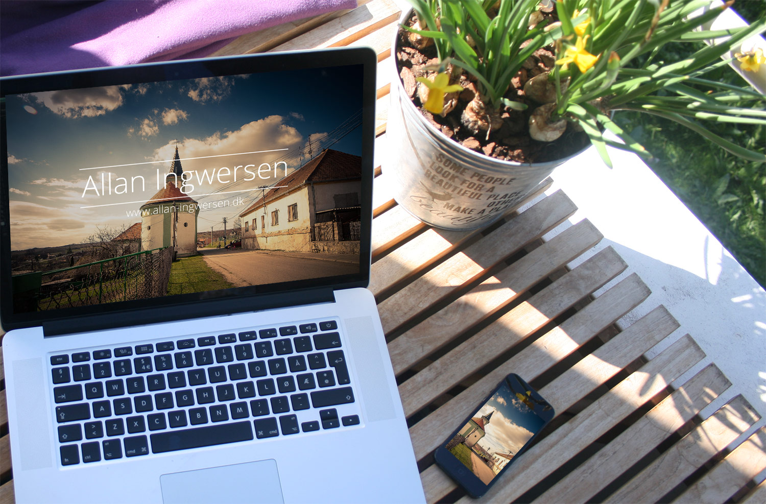 4 Free MacBook Mockup PSD