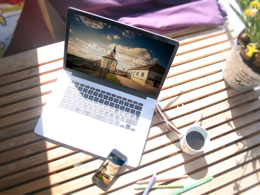 4 Free MacBook Mockup PSD
