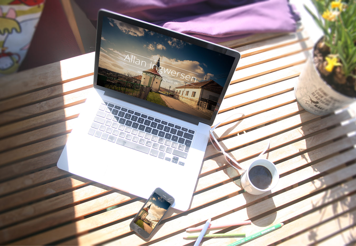 4 Free MacBook Mockup PSD