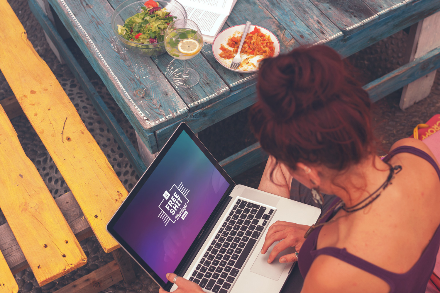 Free-High-Resolution-iPhone-&-MacBook-Mockups-02