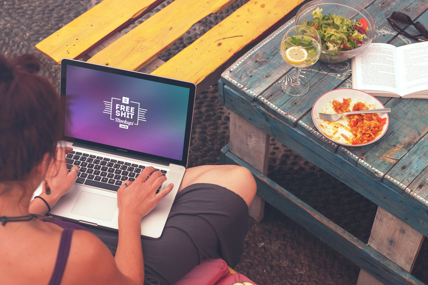 Free-High-Resolution-iPhone-&-MacBook-Mockups-03