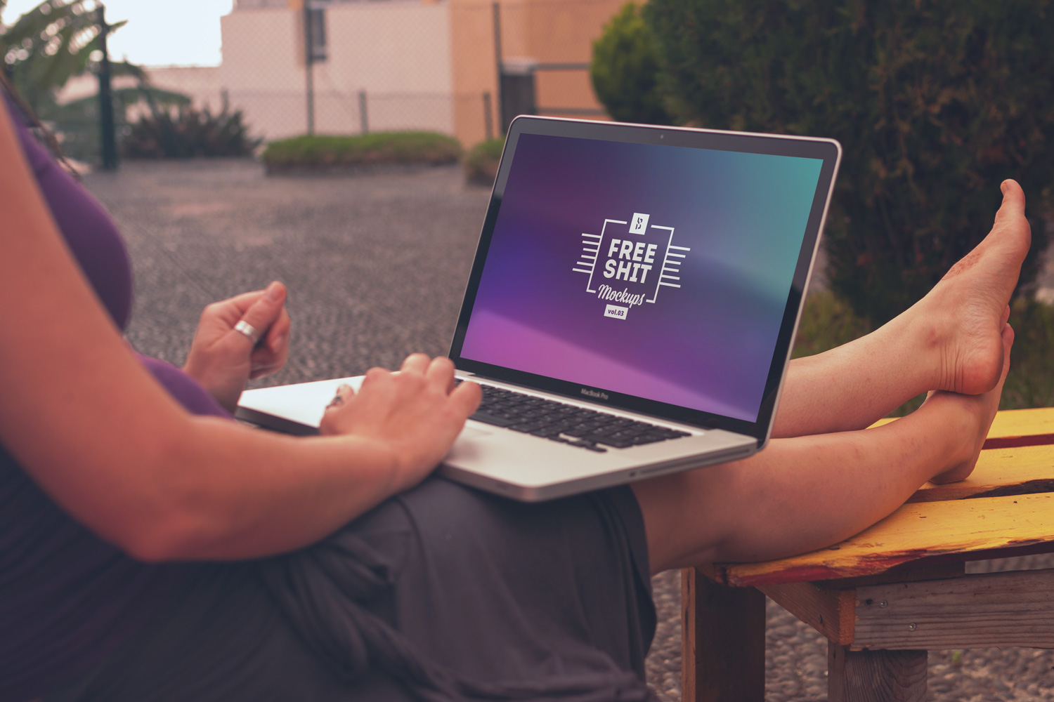 Free-High-Resolution-iPhone-&-MacBook-Mockups-04