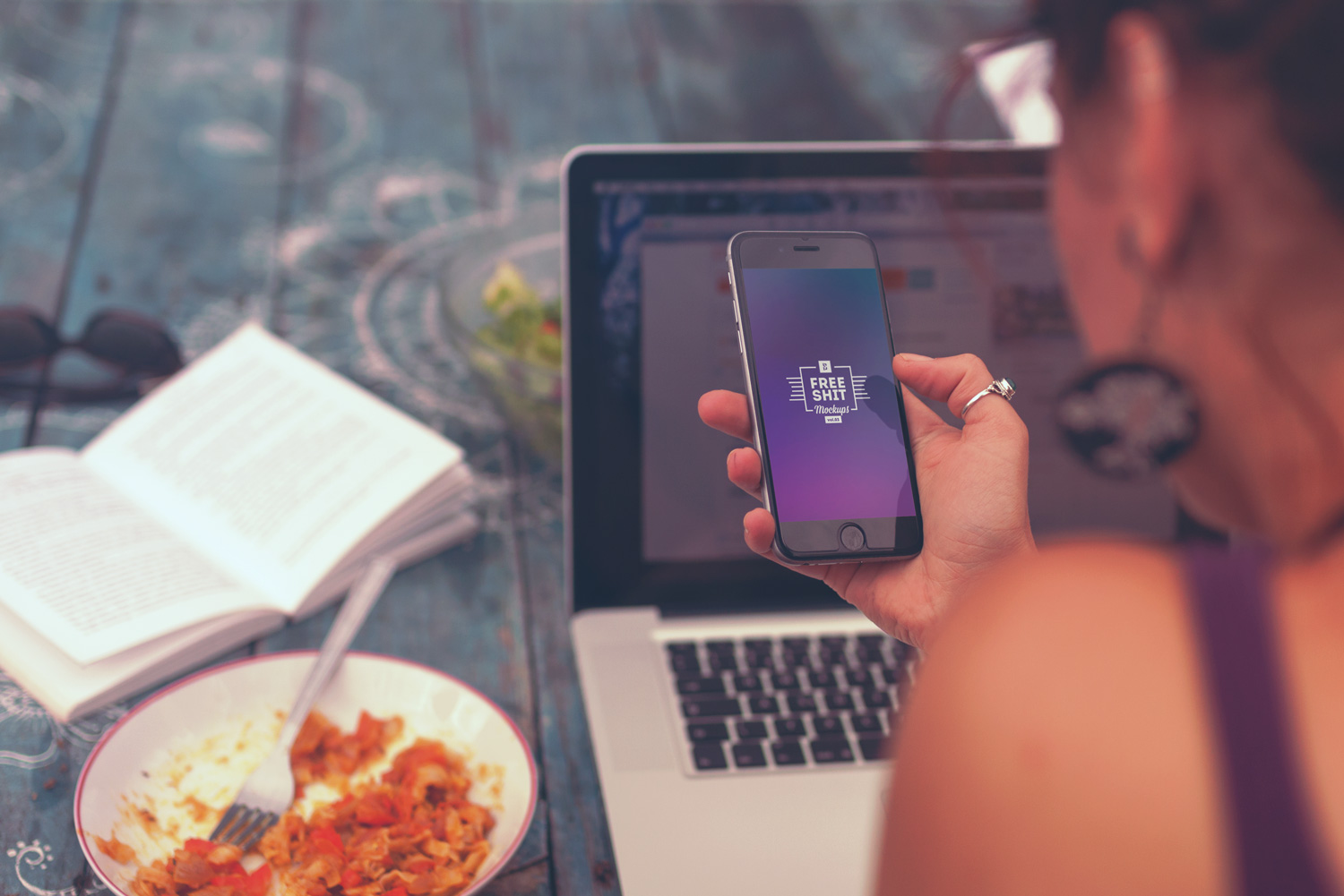 Free-High-Resolution-iPhone-&-MacBook-Mockups-05