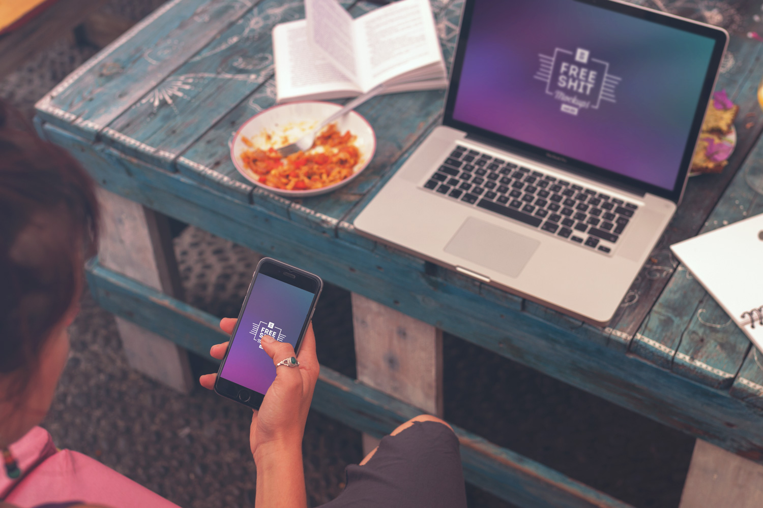 Free-High-Resolution-iPhone-&-MacBook-Mockups-06