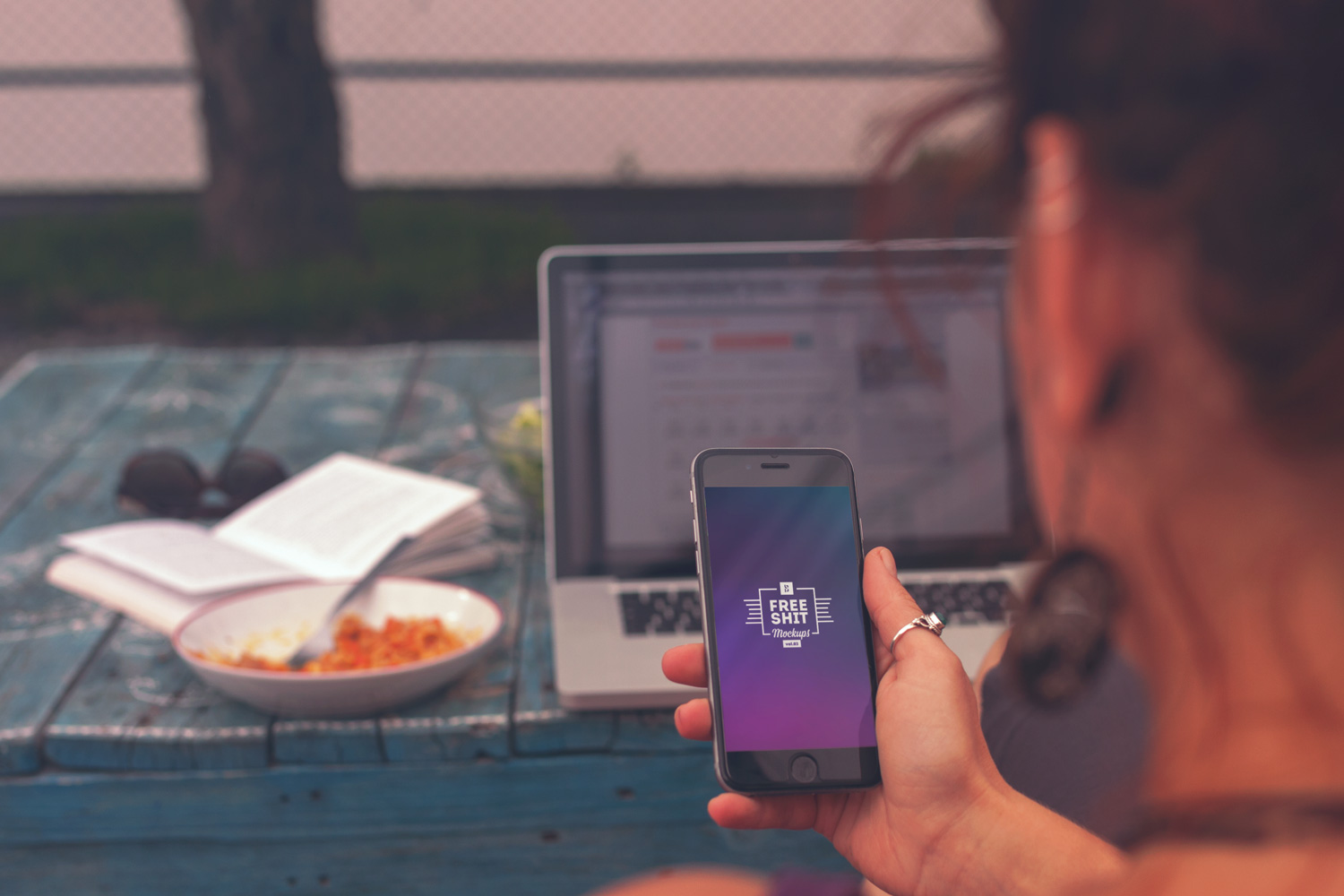 Free-High-Resolution-iPhone-&-MacBook-Mockups-07