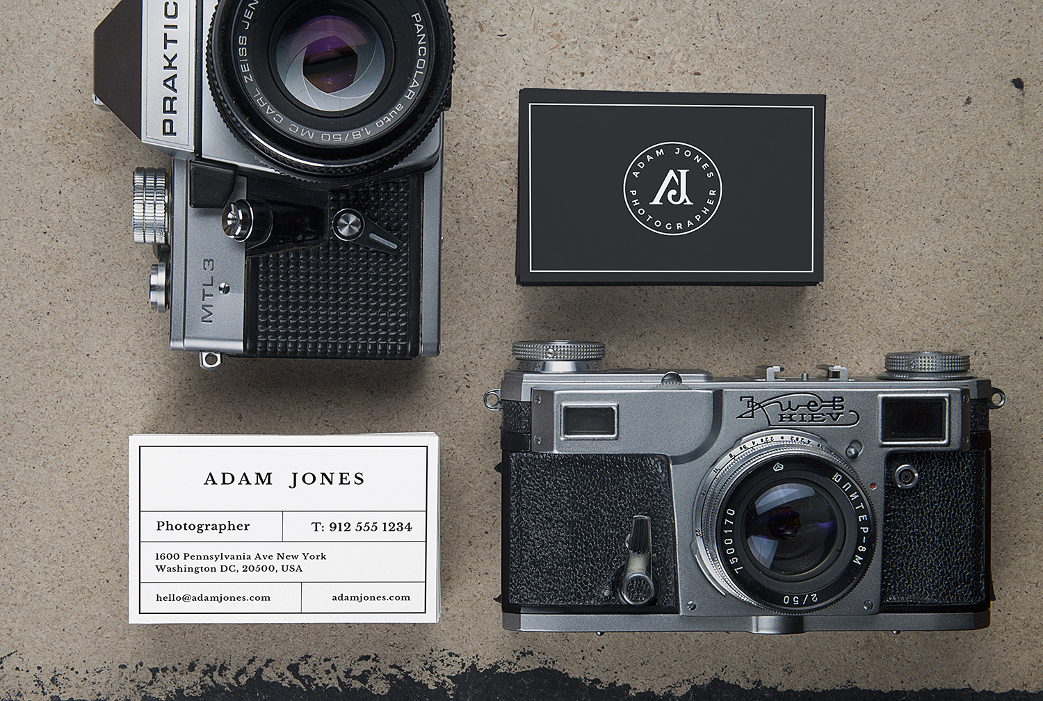 Photographer’s-Business-Card-Mockup-Free-02