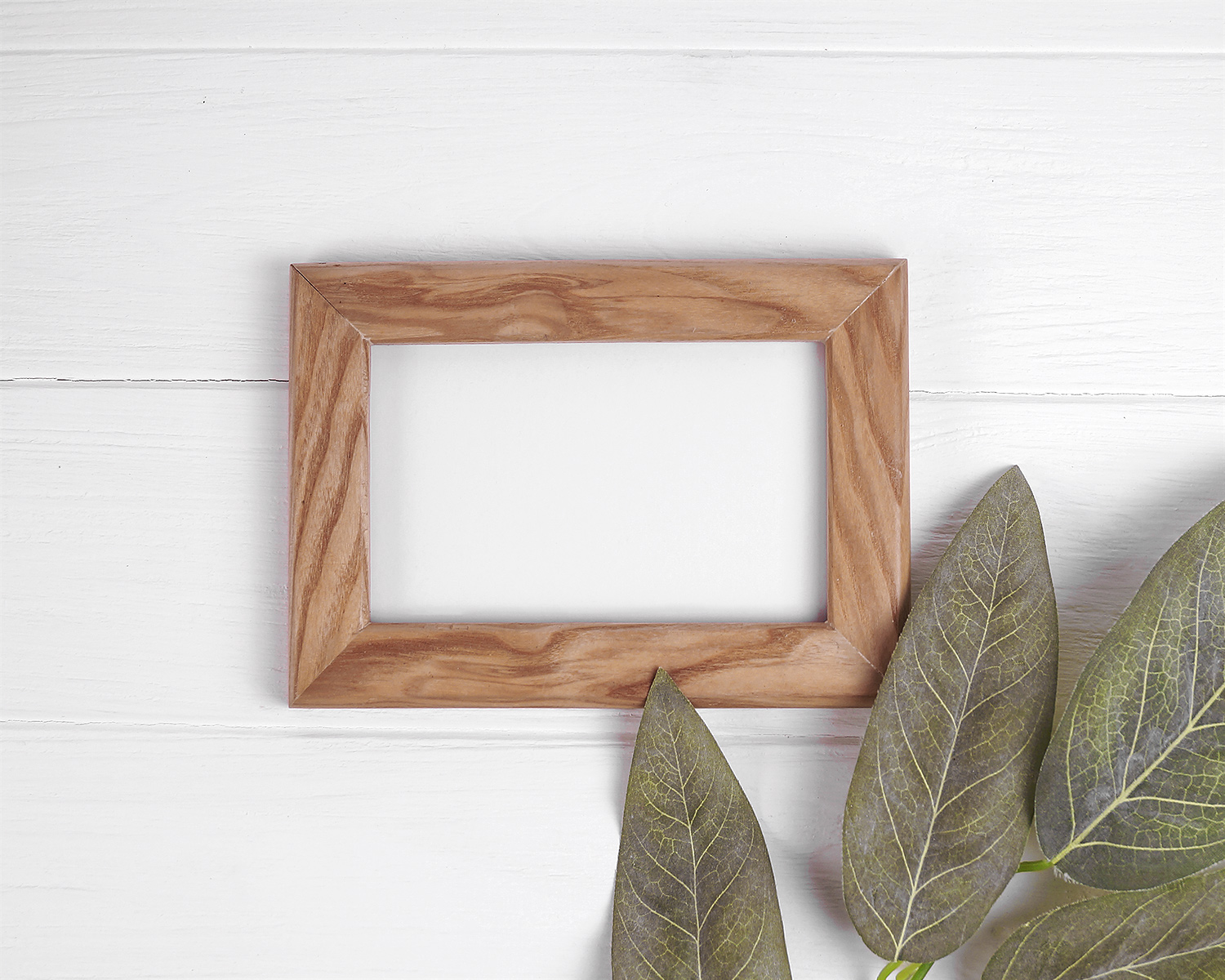 Minimalistic-Frame-Free-Mockup-02