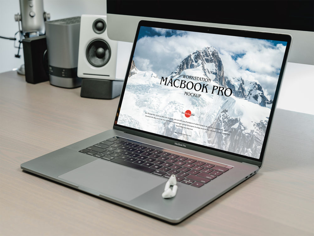 Macbook pro workspace mockup | free mockup