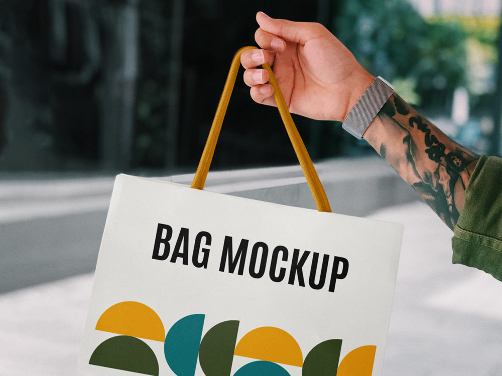 Hand holding shopping bag free mockup | free mockup