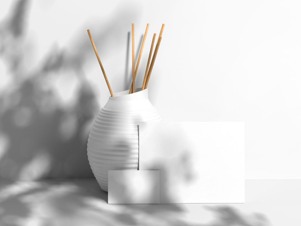 Free business card and invitation card minimalist mockup with a ceramic vase | free mockup