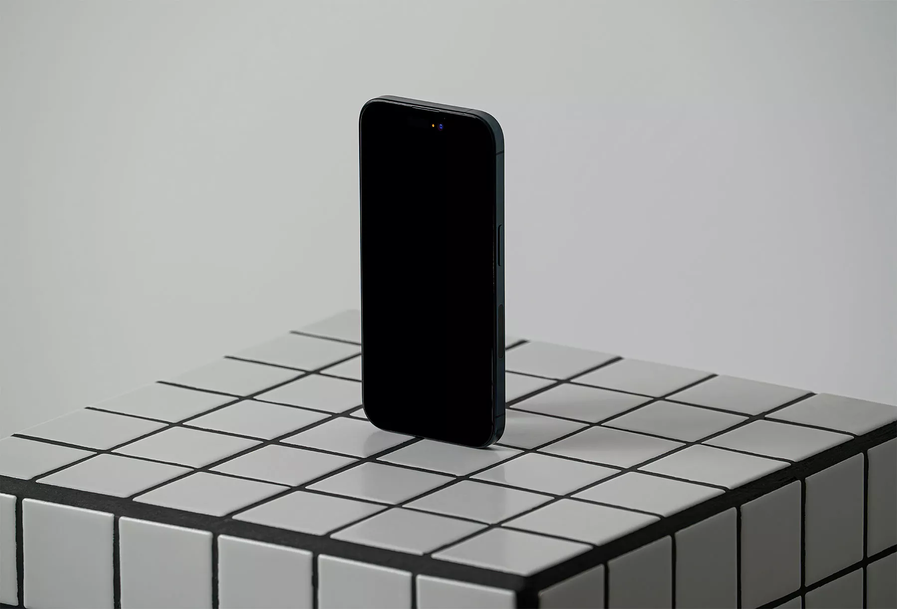 iPhone 15 Pro Mockup Schowcase