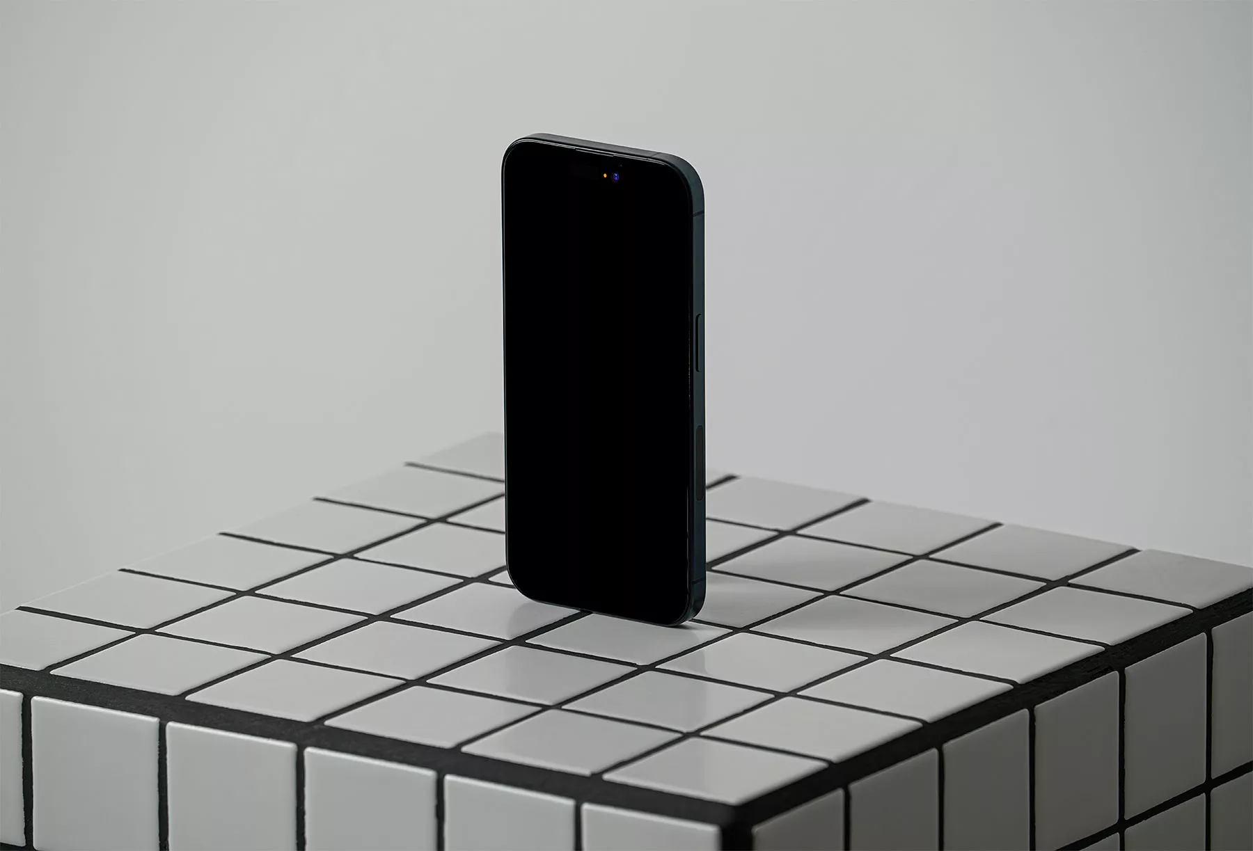 iPhone 15 Pro Mockup Schowcase