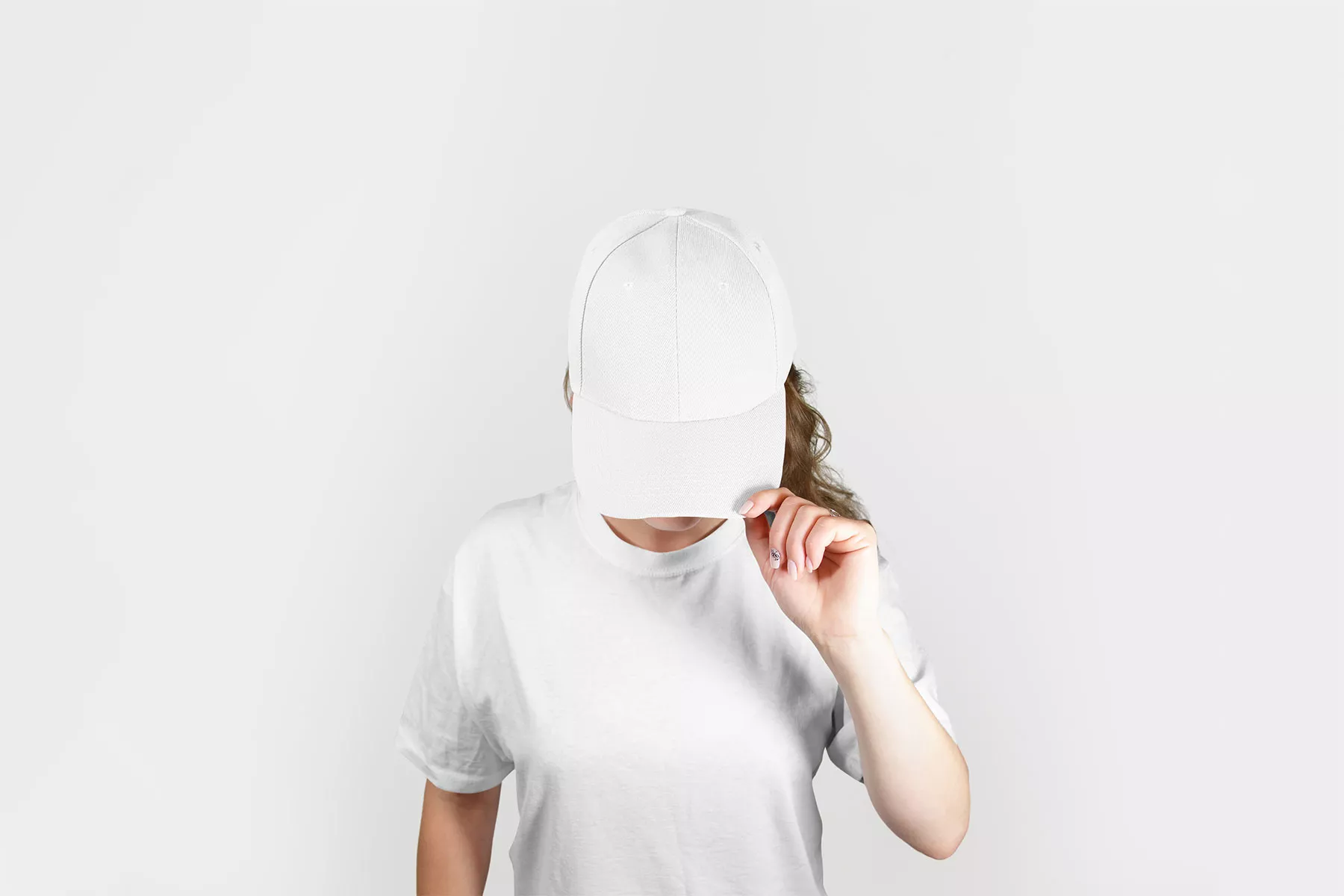 Snapback Hat Mockup & T-Sirt Mockups